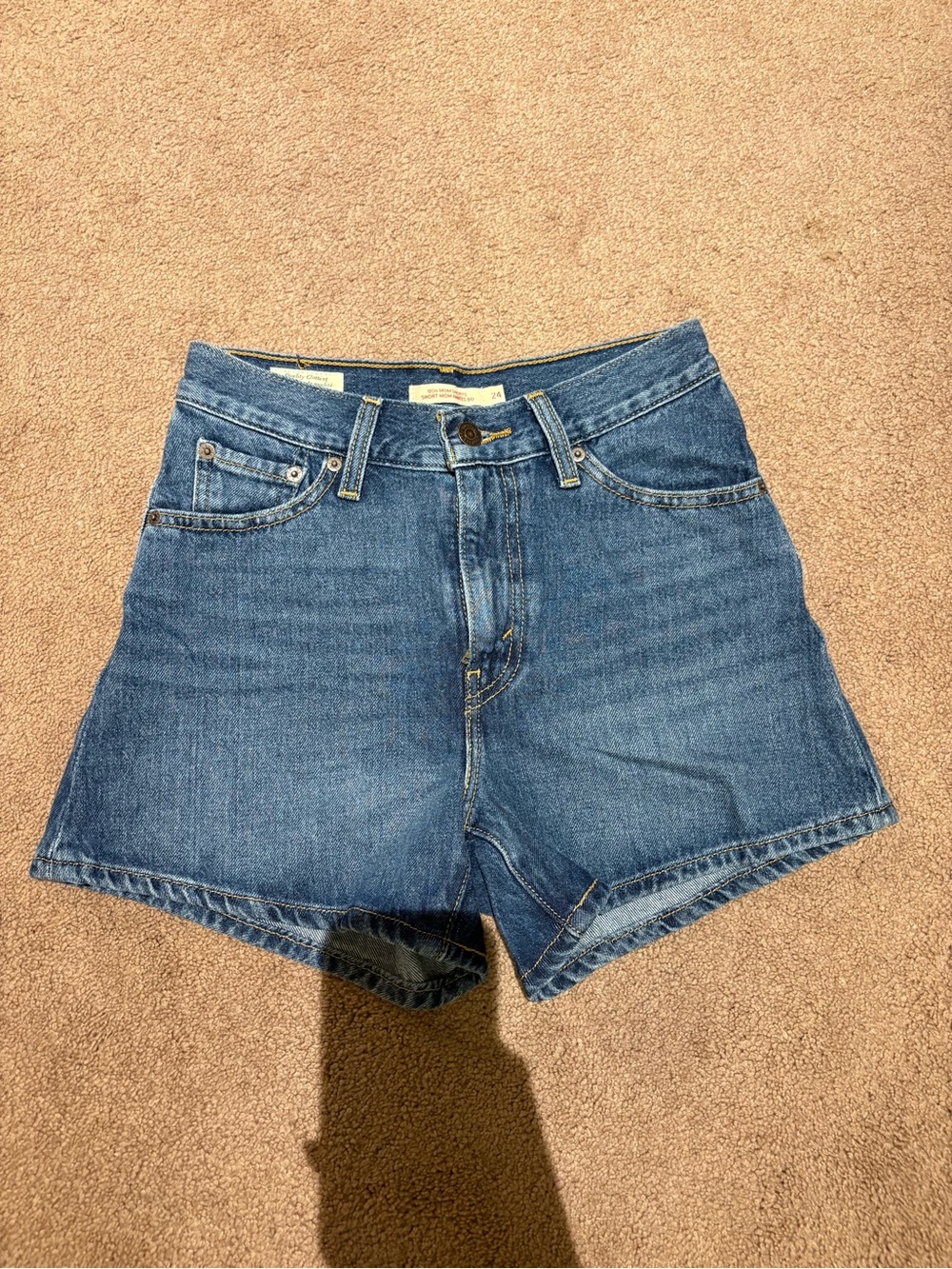 Nwot Levi’s 80s mom High-Rise Blue Denim Shorts size 24